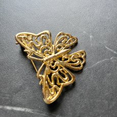画像6: 英国 ヴィンテージ蝶々ブローチ「運命を運ぶ黄金の羽」 幸運の昆虫アクセサリー   (6)