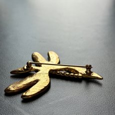 画像11: 英国 ヴィンテージトンボブローチ クリスタル「運命を運ぶ黄金の羽」 幸運の昆虫アクセサリー   (11)