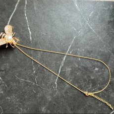 画像13: 英国 ヴィンテージ蜂ブローチ ネックレス 2WAY「パールを背に光を羽に宿して」 幸運の昆虫アクセサリー   (13)