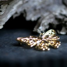 画像2: 英国 ヴィンテージ蝶々ブローチ「運命を運ぶ黄金の羽」 幸運の昆虫アクセサリー   (2)