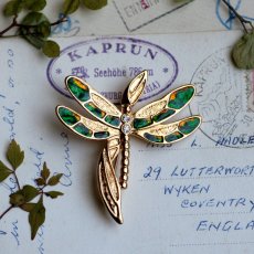 画像1: 英国 ヴィンテージトンボブローチ クリスタル「運命を運ぶ黄金の羽」 幸運の昆虫アクセサリー   (1)
