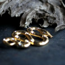 画像2: 英国 ヴィンテージへびブローチ「再生と守護のシンボル静かに輝く黄金の蛇」 幸運の昆虫アクセサリー   (2)