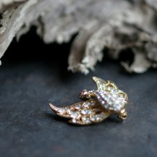 画像2: 1956年頃 A&S Attwood＆Sawyerヴィンテージ 白鳥ブローチ「静かな湖に浮かぶ、永遠の優雅」イギリスブローチ (2)