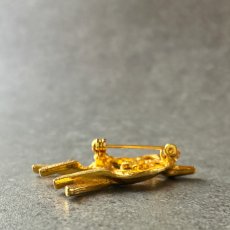 画像9: 英国ヴィンテージ 鹿のブローチ 優雅な角と空を見上げる姿が美しい「静寂の森に宿る、黄金のまなざし」 (9)