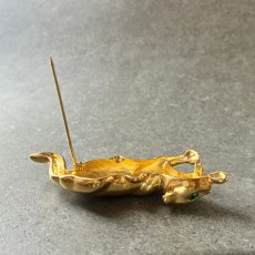 画像10: 英国ヴィンテージ 豹ブローチ マーキスカットグリーンアイ「獲物を見据える、静かな美の本能 」イギリスジュエリー (10)