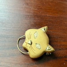画像3: 英国ヴィンテージ 猫ブローチ ゴールドトーン アンティークアクセサリー ネコモチーフ「胸元に寄り添う、小さな守り猫」 (3)