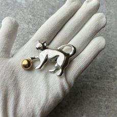 画像10: 英国ヴィンテージ 猫ブローチ 「戯れのひととき」アンティークアクセサリー (10)