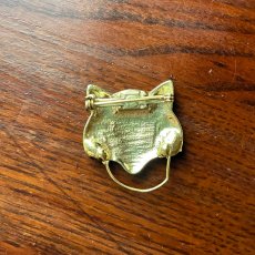 画像9: 英国ヴィンテージ 猫ブローチ ゴールドトーン アンティークアクセサリー ネコモチーフ「胸元に寄り添う、小さな守り猫」 (9)
