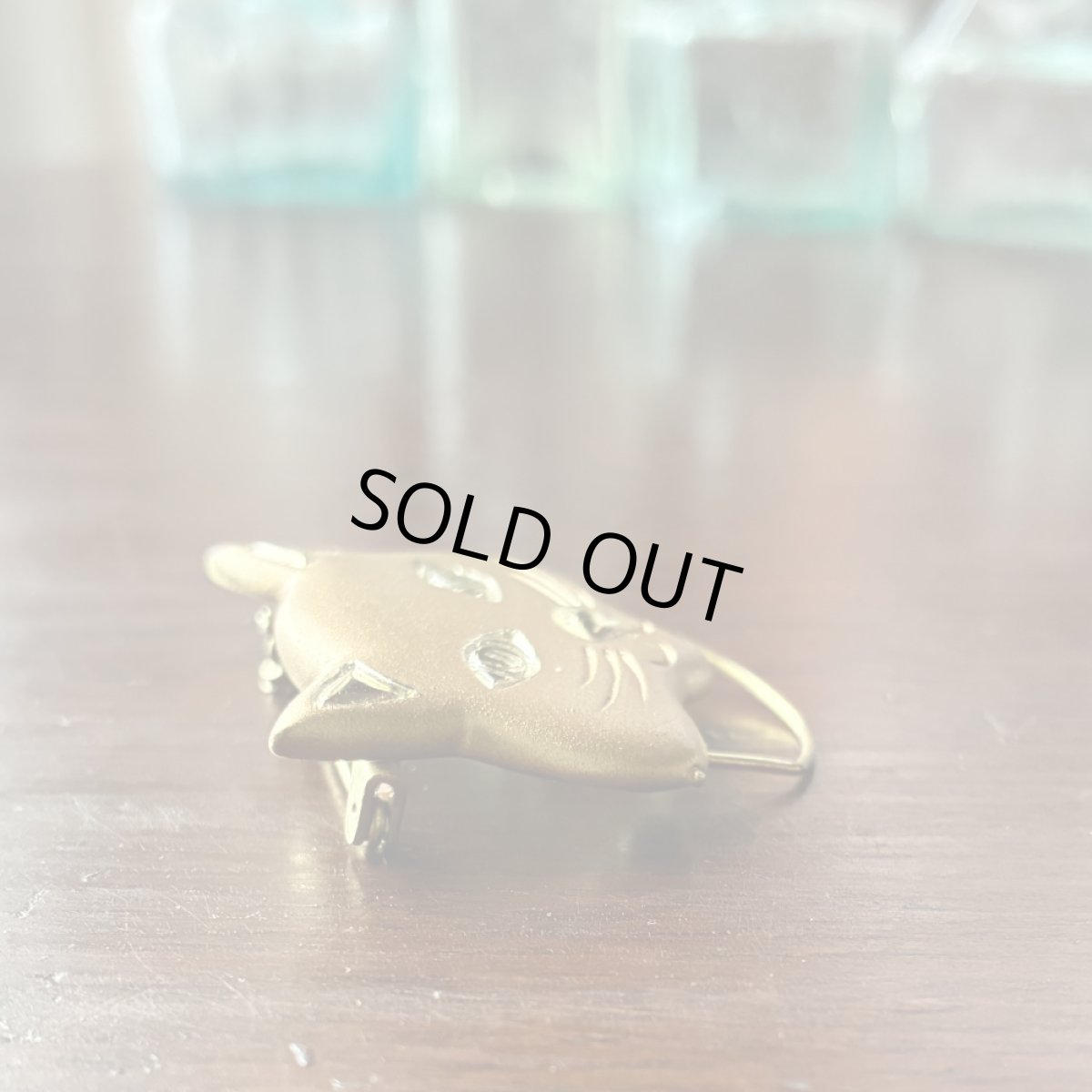 画像6: 英国ヴィンテージ 猫ブローチ ゴールドトーン アンティークアクセサリー ネコモチーフ「胸元に寄り添う、小さな守り猫」 (6)