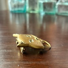 画像6: 英国ヴィンテージ 猫ブローチ ゴールドトーン アンティークアクセサリー ネコモチーフ「胸元に寄り添う、小さな守り猫」 (6)