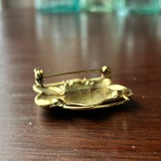 画像10: 英国ヴィンテージ 猫ブローチ ゴールドトーン アンティークアクセサリー ネコモチーフ「胸元に寄り添う、小さな守り猫」 (10)
