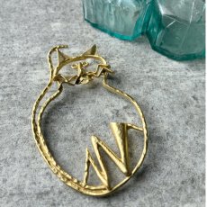 画像10: 大きなオープンワークの猫ブローチ ゴールドトーン「光と遊ぶ黄金のシルエット」アンティークアクセサリー ネコモチーフ (10)