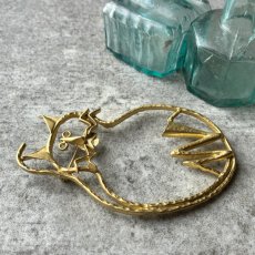 画像8: 大きなオープンワークの猫ブローチ ゴールドトーン「光と遊ぶ黄金のシルエット」アンティークアクセサリー ネコモチーフ (8)