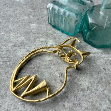 画像4: 大きなオープンワークの猫ブローチ ゴールドトーン「光と遊ぶ黄金のシルエット」アンティークアクセサリー ネコモチーフ (4)