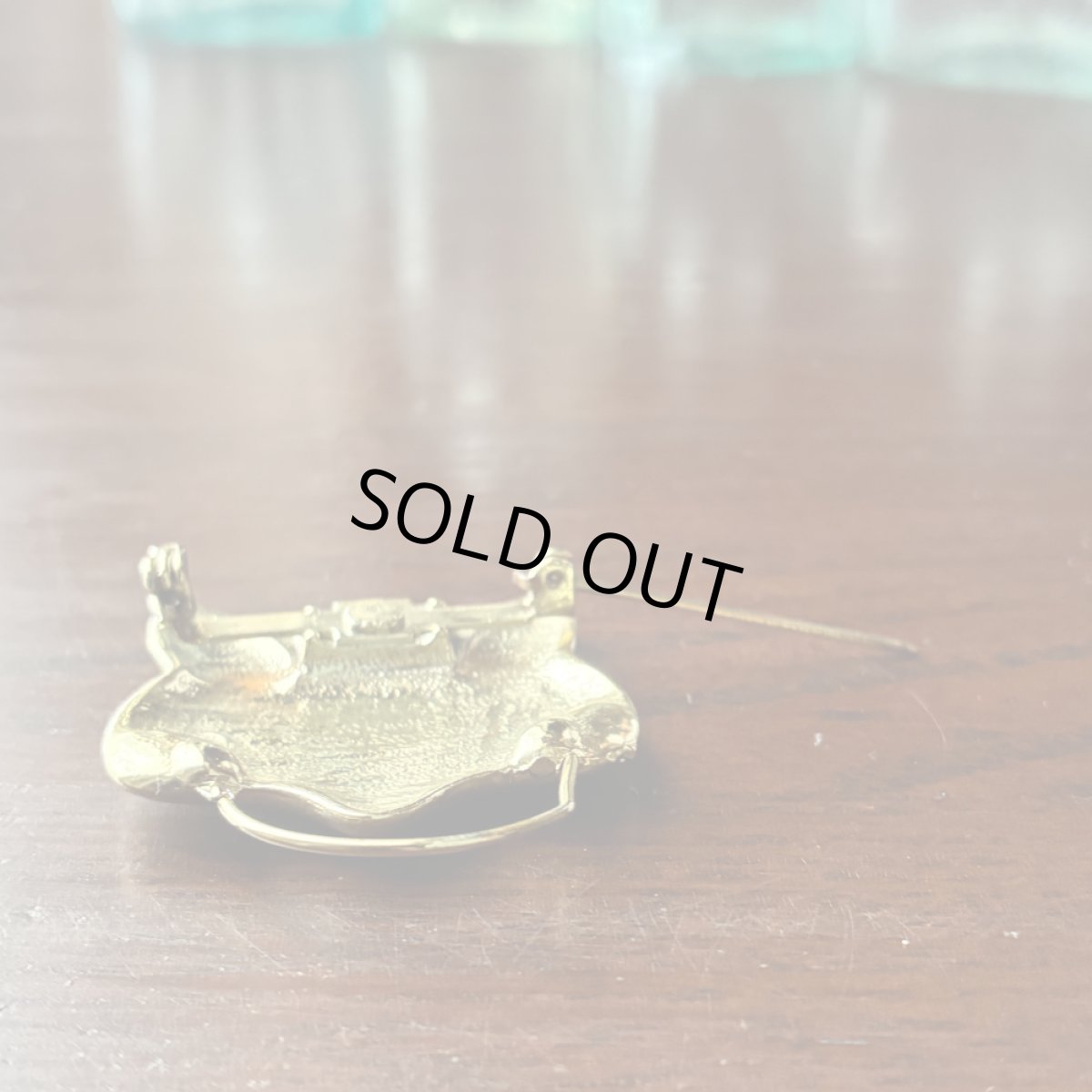 画像12: 英国ヴィンテージ 猫ブローチ ゴールドトーン アンティークアクセサリー ネコモチーフ「胸元に寄り添う、小さな守り猫」 (12)