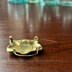 画像12: 英国ヴィンテージ 猫ブローチ ゴールドトーン アンティークアクセサリー ネコモチーフ「胸元に寄り添う、小さな守り猫」 (12)