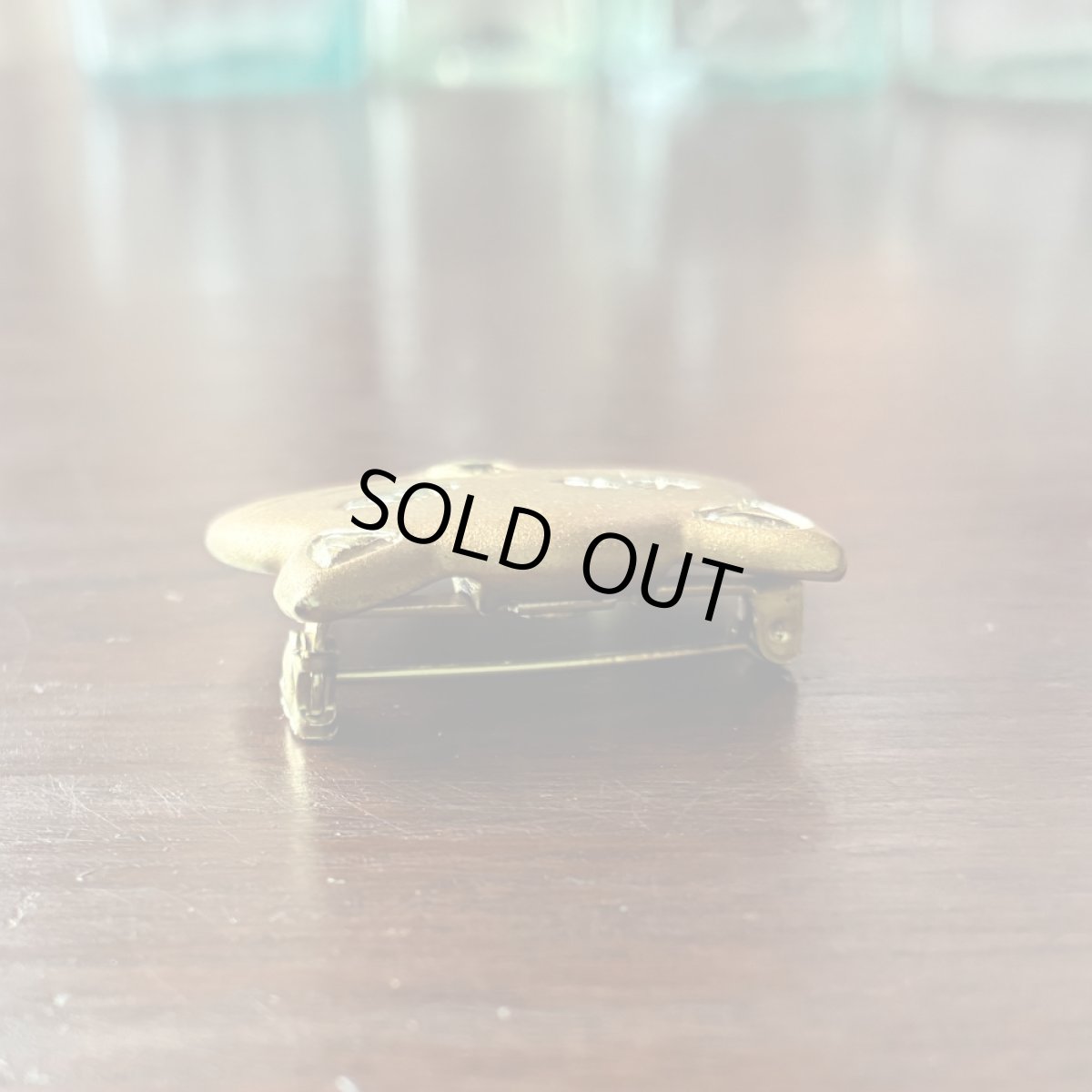 画像5: 英国ヴィンテージ 猫ブローチ ゴールドトーン アンティークアクセサリー ネコモチーフ「胸元に寄り添う、小さな守り猫」 (5)