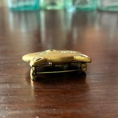 画像5: 英国ヴィンテージ 猫ブローチ ゴールドトーン アンティークアクセサリー ネコモチーフ「胸元に寄り添う、小さな守り猫」 (5)