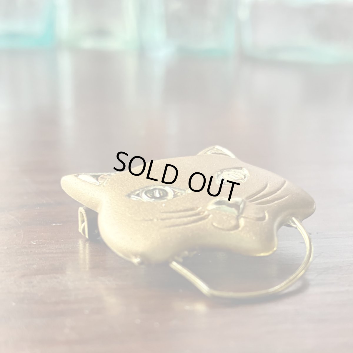 画像7: 英国ヴィンテージ 猫ブローチ ゴールドトーン アンティークアクセサリー ネコモチーフ「胸元に寄り添う、小さな守り猫」 (7)