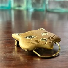 画像7: 英国ヴィンテージ 猫ブローチ ゴールドトーン アンティークアクセサリー ネコモチーフ「胸元に寄り添う、小さな守り猫」 (7)