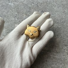 画像13: 英国ヴィンテージ 猫ブローチ ゴールドトーン アンティークアクセサリー ネコモチーフ「胸元に寄り添う、小さな守り猫」 (13)