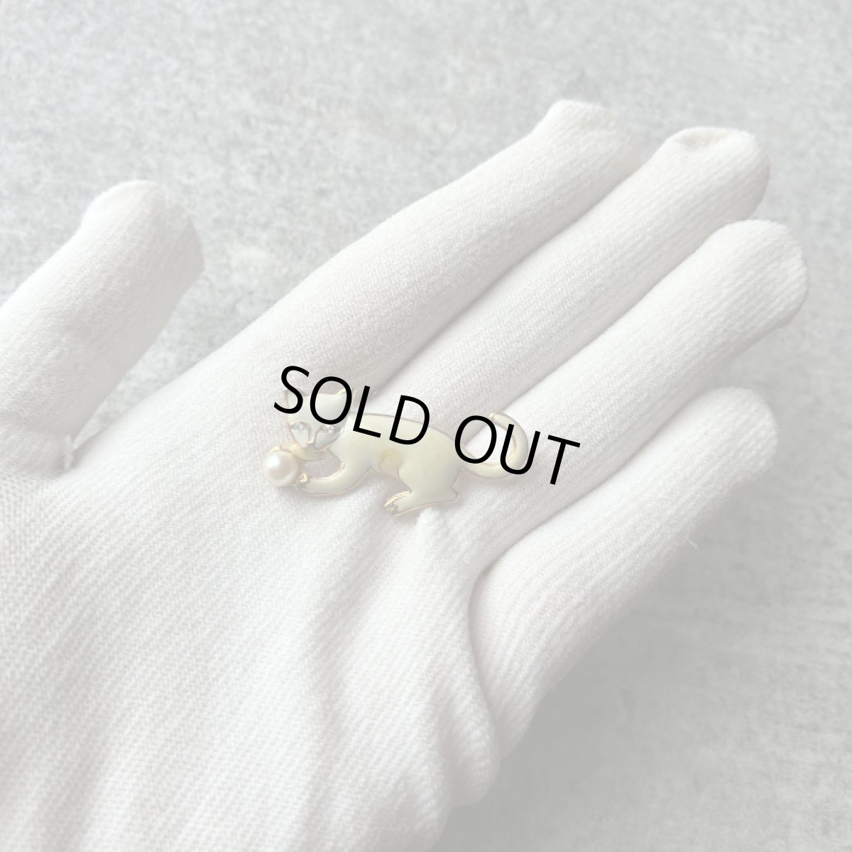 画像9: 英国ヴィンテージ 白猫ブローチ エナメル＆フェイクパール「真珠色の夢を追いかける白猫 」アンティークアクセサリー (9)