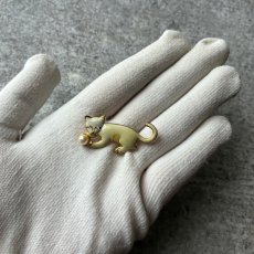 画像9: 英国ヴィンテージ 白猫ブローチ エナメル＆フェイクパール「真珠色の夢を追いかける白猫 」アンティークアクセサリー (9)