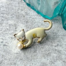 画像1: 英国ヴィンテージ 白猫ブローチ エナメル＆フェイクパール「真珠色の夢を追いかける白猫 」アンティークアクセサリー (1)