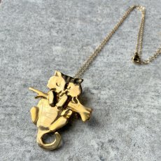 画像19: PARK LANEヴィンテージ 猫のペンダントネックレス＆ブローチ 2WAY「木漏れ日の下で遊ぶ午後」 (19)