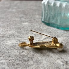 画像8: 英国ヴィンテージ 白猫ブローチ エナメル＆フェイクパール「真珠色の夢を追いかける白猫 」アンティークアクセサリー (8)