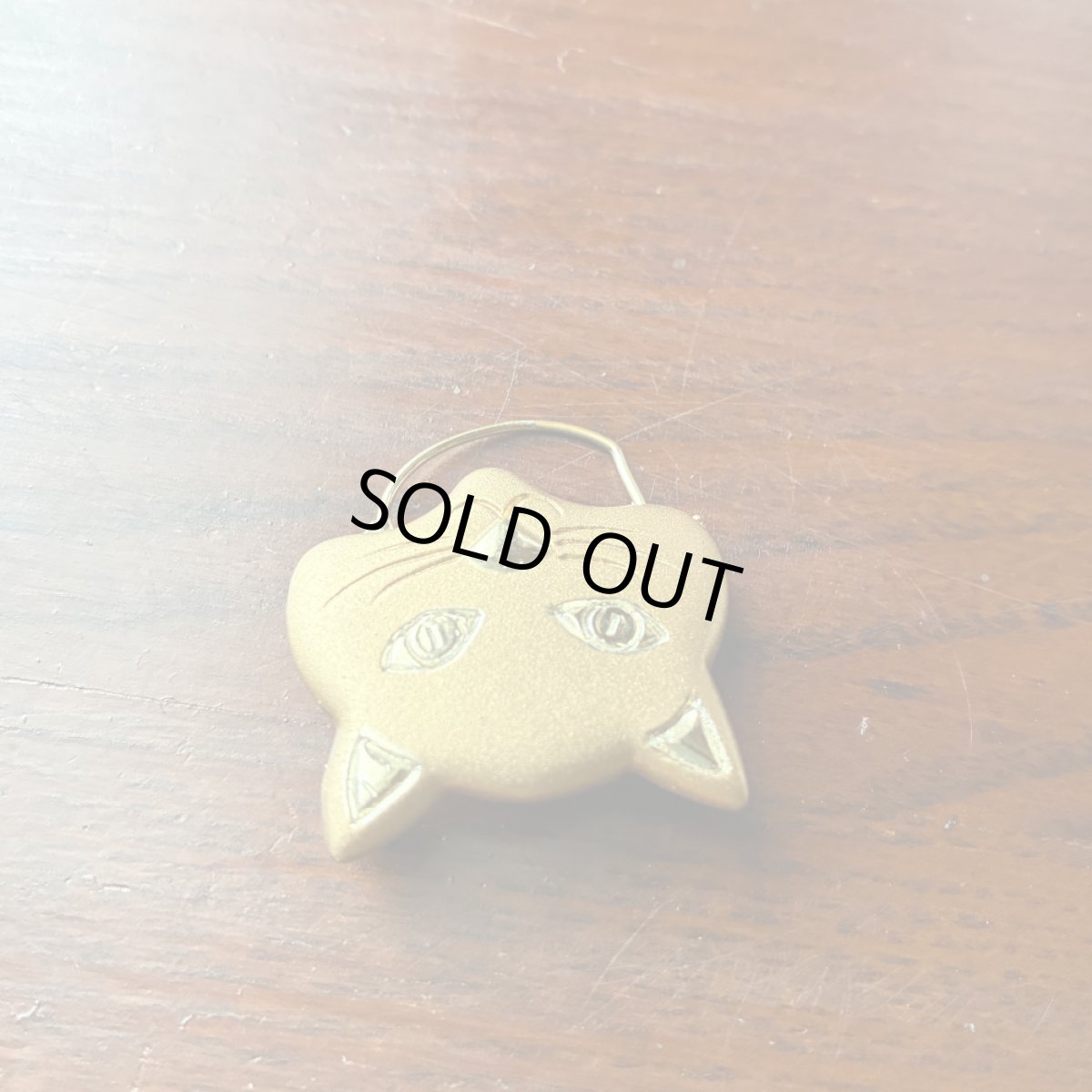 画像4: 英国ヴィンテージ 猫ブローチ ゴールドトーン アンティークアクセサリー ネコモチーフ「胸元に寄り添う、小さな守り猫」 (4)