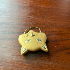 画像4: 英国ヴィンテージ 猫ブローチ ゴールドトーン アンティークアクセサリー ネコモチーフ「胸元に寄り添う、小さな守り猫」 (4)