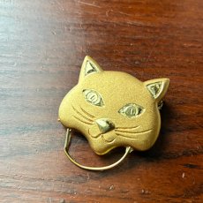 画像2: 英国ヴィンテージ 猫ブローチ ゴールドトーン アンティークアクセサリー ネコモチーフ「胸元に寄り添う、小さな守り猫」 (2)