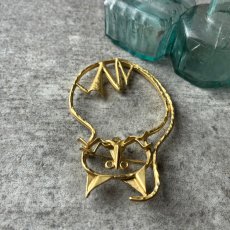 画像6: 大きなオープンワークの猫ブローチ ゴールドトーン「光と遊ぶ黄金のシルエット」アンティークアクセサリー ネコモチーフ (6)