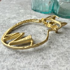 画像11: 大きなオープンワークの猫ブローチ ゴールドトーン「光と遊ぶ黄金のシルエット」アンティークアクセサリー ネコモチーフ (11)