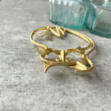 画像7: 大きなオープンワークの猫ブローチ ゴールドトーン「光と遊ぶ黄金のシルエット」アンティークアクセサリー ネコモチーフ (7)