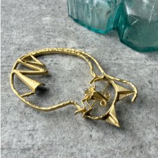 画像5: 大きなオープンワークの猫ブローチ ゴールドトーン「光と遊ぶ黄金のシルエット」アンティークアクセサリー ネコモチーフ (5)