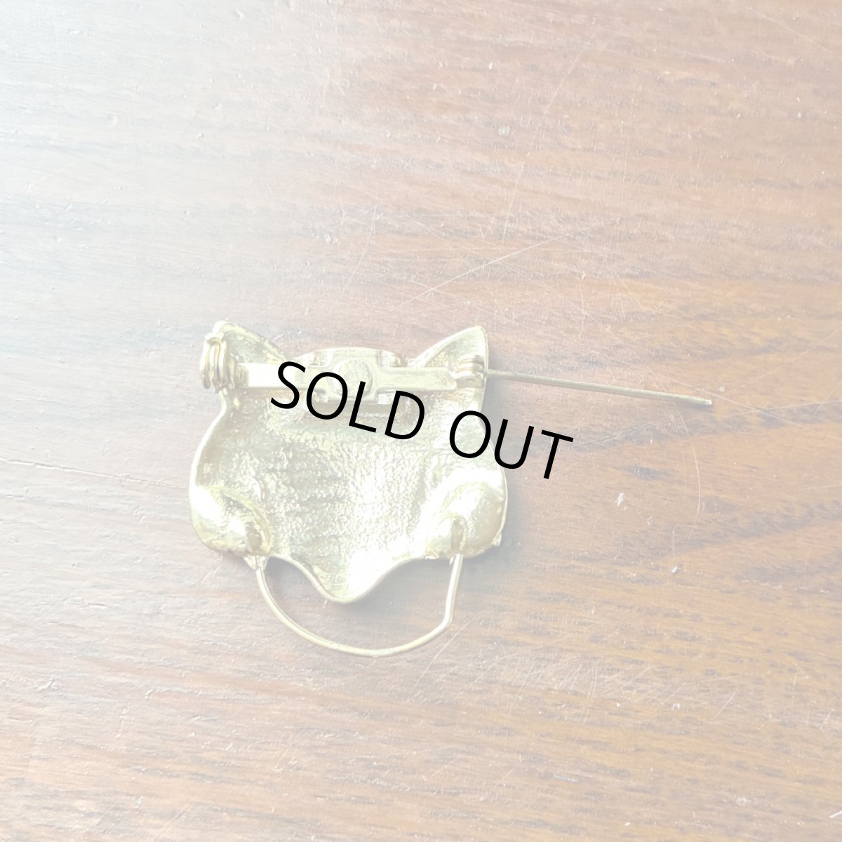 画像11: 英国ヴィンテージ 猫ブローチ ゴールドトーン アンティークアクセサリー ネコモチーフ「胸元に寄り添う、小さな守り猫」 (11)