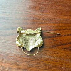 画像11: 英国ヴィンテージ 猫ブローチ ゴールドトーン アンティークアクセサリー ネコモチーフ「胸元に寄り添う、小さな守り猫」 (11)