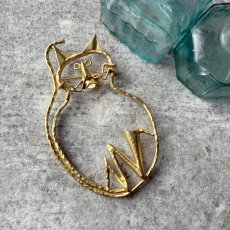 画像3: 大きなオープンワークの猫ブローチ ゴールドトーン「光と遊ぶ黄金のシルエット」アンティークアクセサリー ネコモチーフ (3)