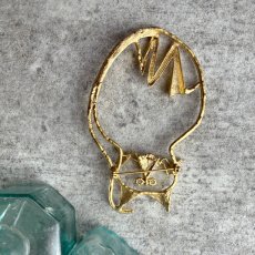 画像12: 大きなオープンワークの猫ブローチ ゴールドトーン「光と遊ぶ黄金のシルエット」アンティークアクセサリー ネコモチーフ (12)