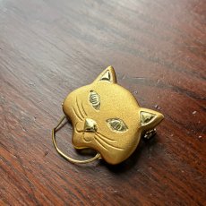 画像8: 英国ヴィンテージ 猫ブローチ ゴールドトーン アンティークアクセサリー ネコモチーフ「胸元に寄り添う、小さな守り猫」 (8)
