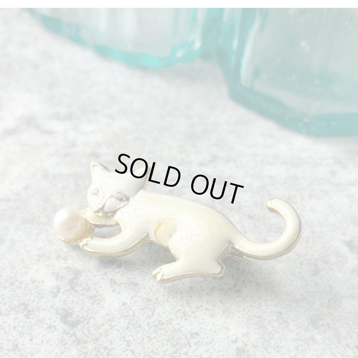 画像6: 英国ヴィンテージ 白猫ブローチ エナメル＆フェイクパール「真珠色の夢を追いかける白猫 」アンティークアクセサリー (6)