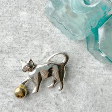 画像7: 英国ヴィンテージ 猫ブローチ 「戯れのひととき」アンティークアクセサリー (7)