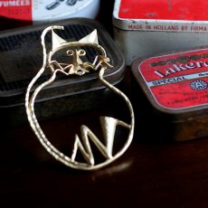 画像1: 大きなオープンワークの猫ブローチ ゴールドトーン「光と遊ぶ黄金のシルエット」アンティークアクセサリー ネコモチーフ (1)