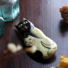 画像1: イギリスヴィンテージ 黒猫 白猫 ブローチ ハンドペイント 大型 猫モチーフアクセサリー「月夜に寄り添うふたつの影」 (1)