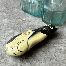 画像7: イギリスヴィンテージ 黒猫 白猫 ブローチ ハンドペイント 大型 猫モチーフアクセサリー「月夜に寄り添うふたつの影」 (7)