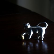 画像1: 英国ヴィンテージ 猫ブローチ 「戯れのひととき」アンティークアクセサリー (1)