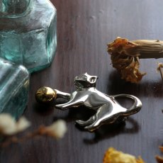 画像11: 英国ヴィンテージ 猫ブローチ 「戯れのひととき」アンティークアクセサリー (11)