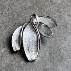 画像5: TARA 1960年代初頭 ヴィンテージブローチ 花びらデザイン 光をまとった輝き (5)